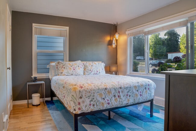 Building Photo - 11315 Roosevelt Way NE