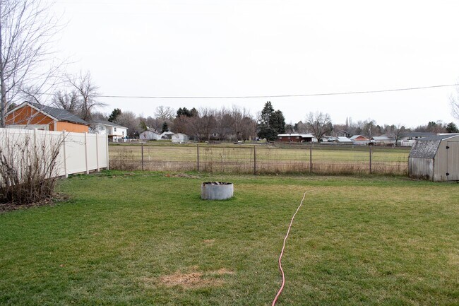 Building Photo - 176 E 200 S