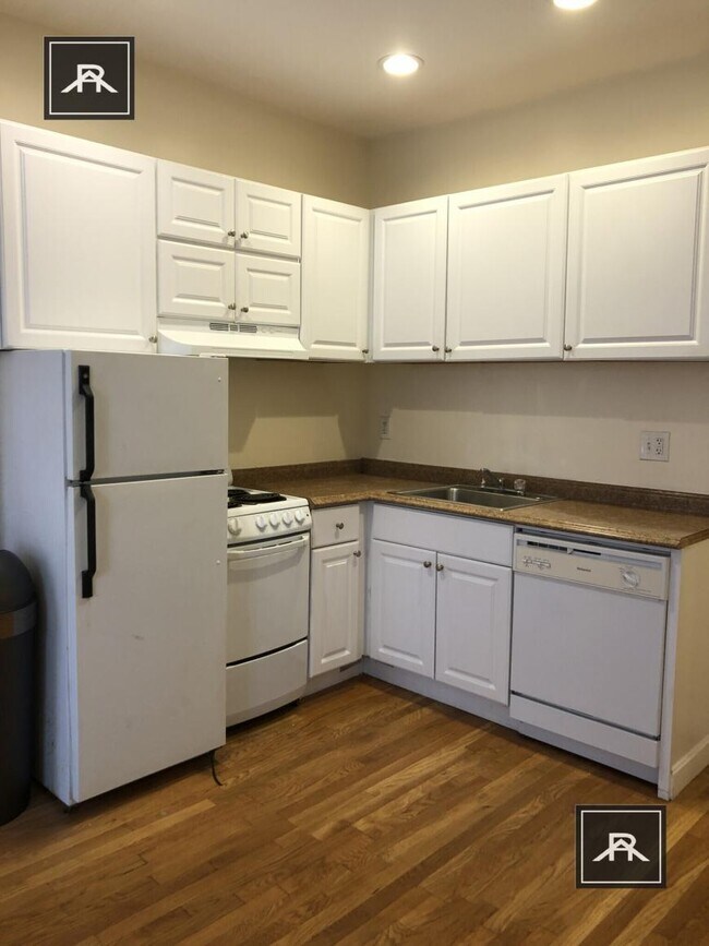 Building Photo - 2 bedroom in Boston MA 02114