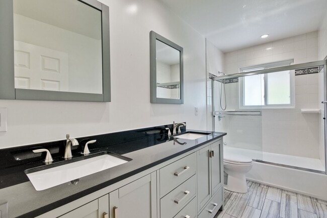 Building Photo - Charming Updated 4 Bedroom Home in Santa C...
