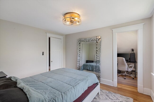 Building Photo - 3 Bedroom; 2 Bathroom near Hanscom Park!