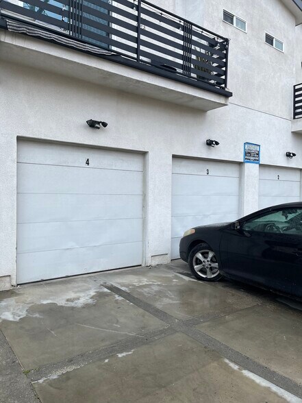 Building Photo - 3955 S Budlong Ave