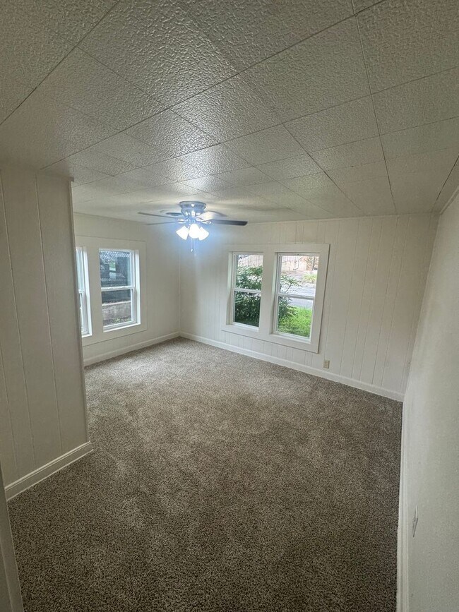 Building Photo - NEWLY RENOVATED - CHARMING 3/2 with STORAGE UNIT and COVERED PARKING