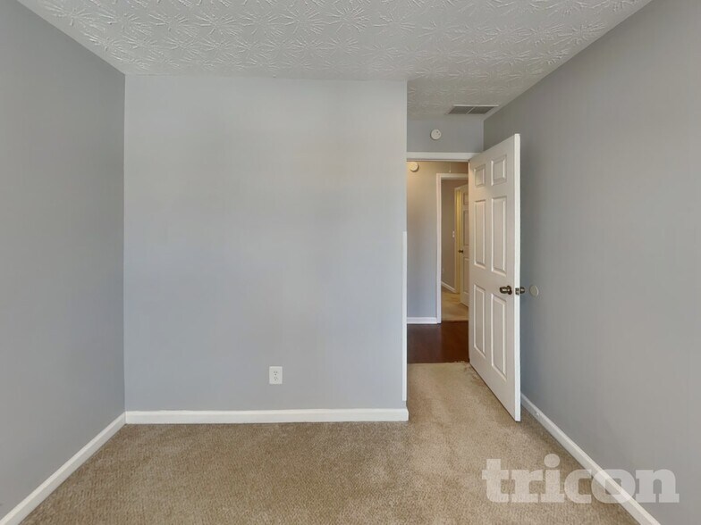 Building Photo - 3275 River Ln SE