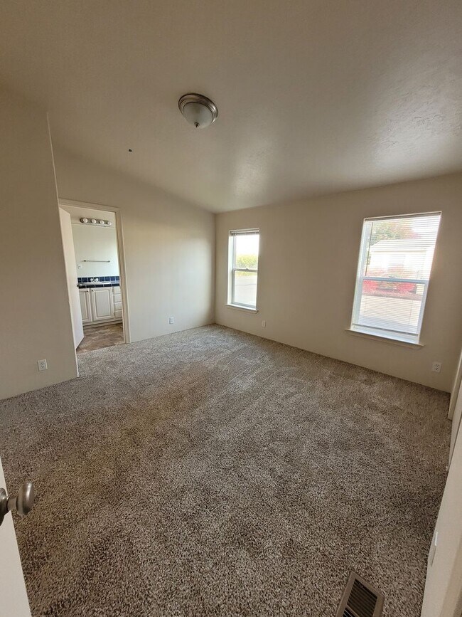 Building Photo - Pet Friendly 3 Bed : 2 Bath Home w/2 Car Garage & Access Ramp (Tangent)