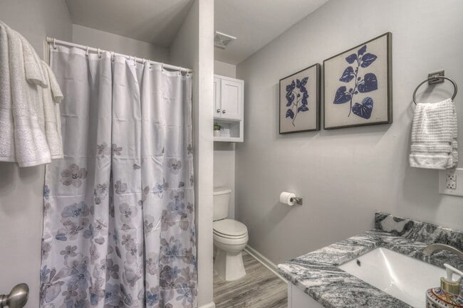 Building Photo - 204 Hogan Ln