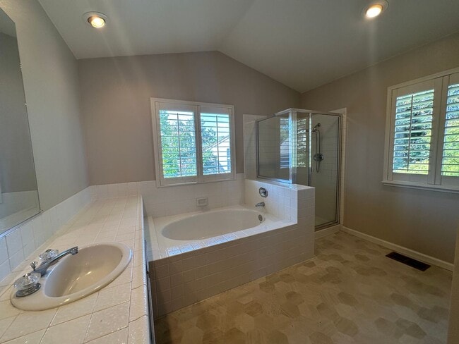 Building Photo - 4 BR/3BA Home in Laurel Creek with Park-Li...