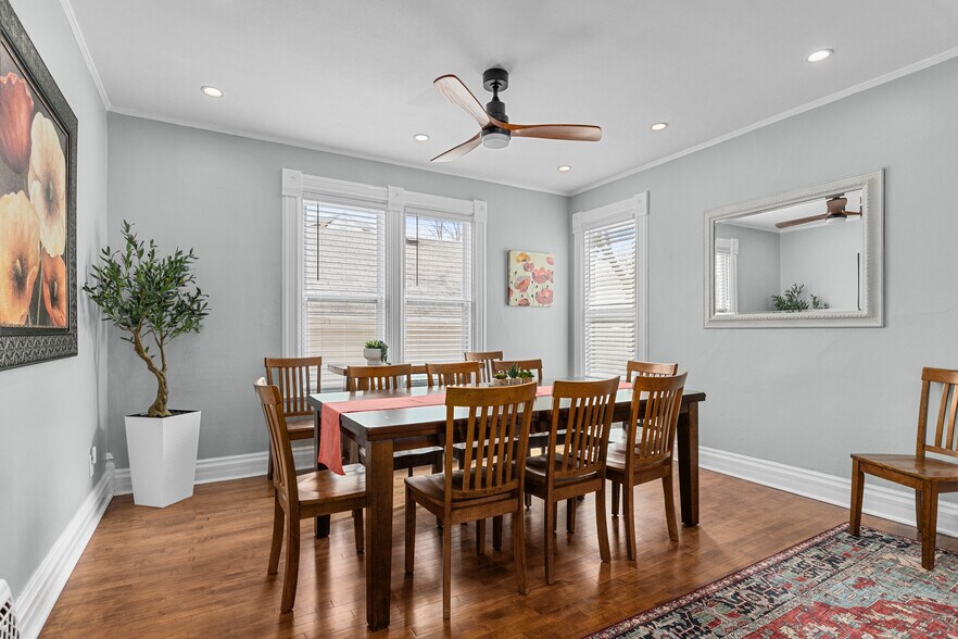 Building Photo - 324 E Commercial St