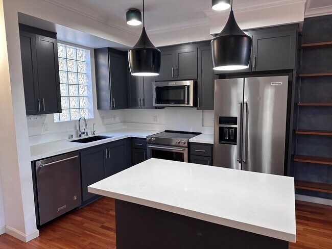 Building Photo - Gorgeous Modern 2 Bedroom 2 Bath Condo in San Jose's Japantown!