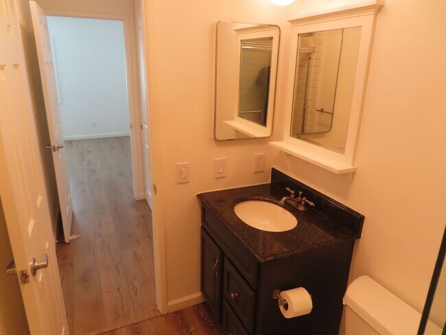 Building Photo - Perfectly located 2 bed, 2 bath condo in San Diego's Bay Ho area