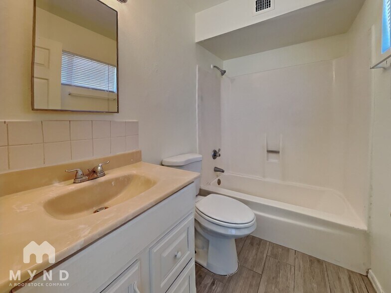 Building Photo - 5643 W Golden Ln