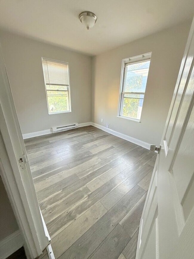 Building Photo - Charming 3-Bedroom Twin Home for Rent in L...