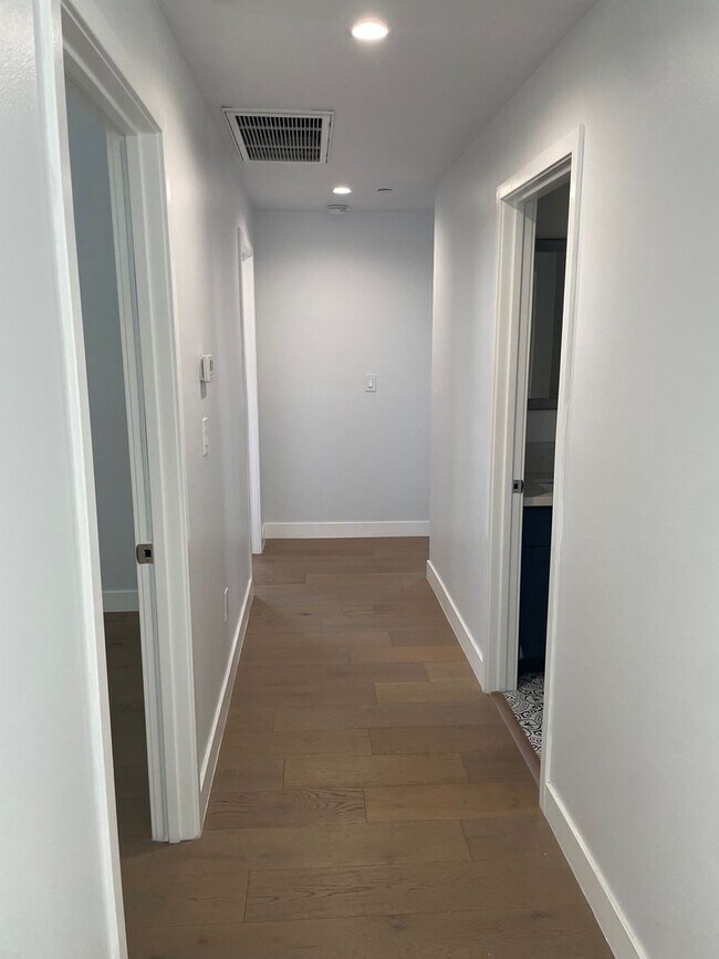 Building Photo - 2129