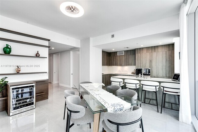 Building Photo - 17550 Collins Ave