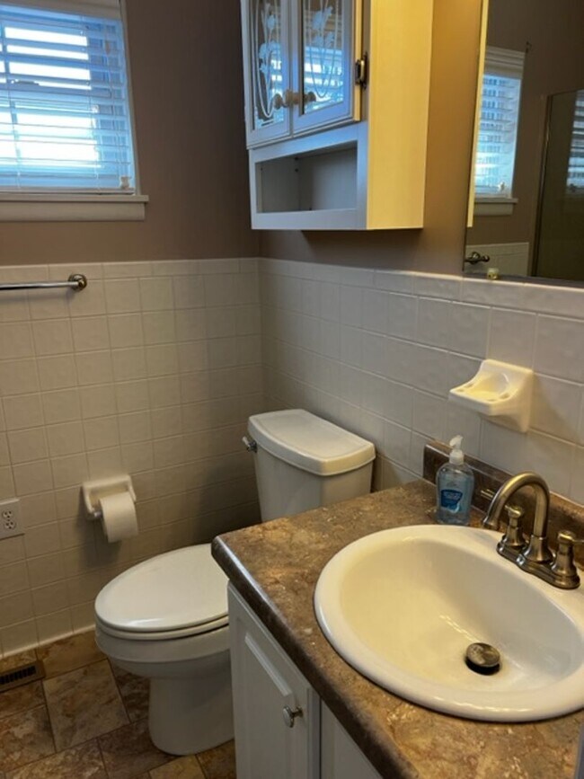 Building Photo - Oak Ridge 37830 - 3 bedroom, 1.5 bath home upstairs with basement bonus room - Call Troy Adams 86...