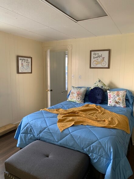 Queen bed - 409 Locust St