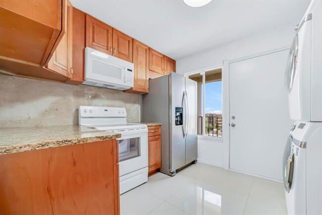 Building Photo - 9240 Fontainebleau Blvd
