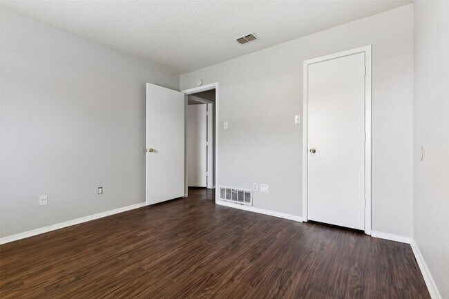 Building Photo - 2410 Lido Ln