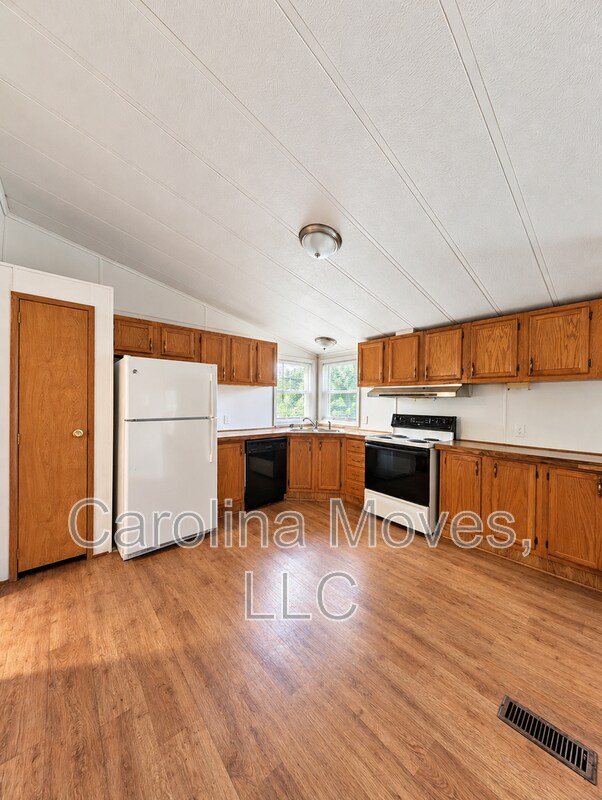 Building Photo - 220 Farrs Rd