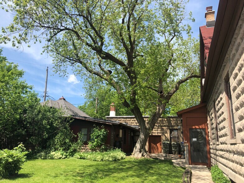 Building Photo - 318 E Deer Pl