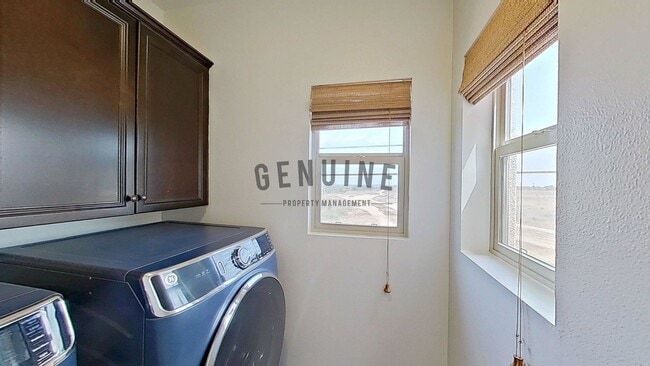 Building Photo - Spacious 3Bd 2.5Ba 2 Story Home w/ Fabulou...