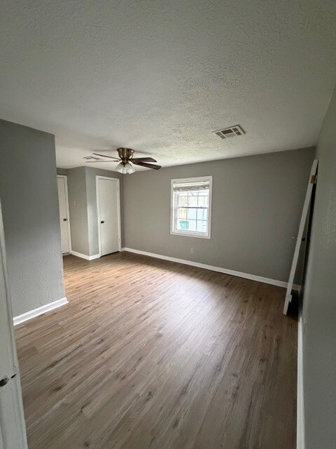 Building Photo - 570 Dewey Rd