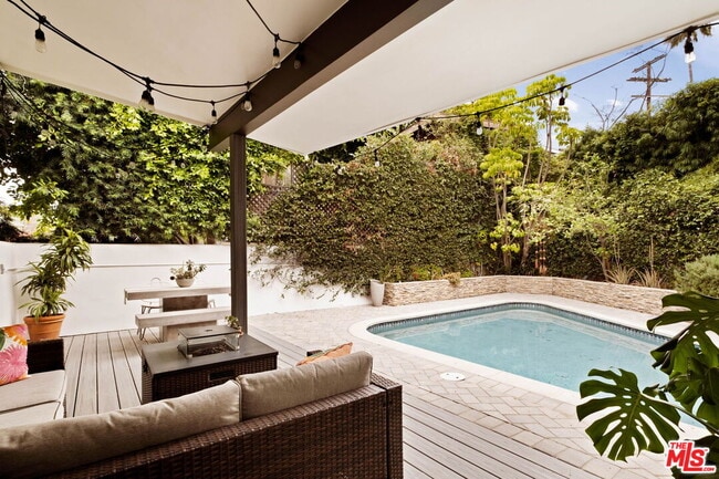 Building Photo - 303 Mavis Dr