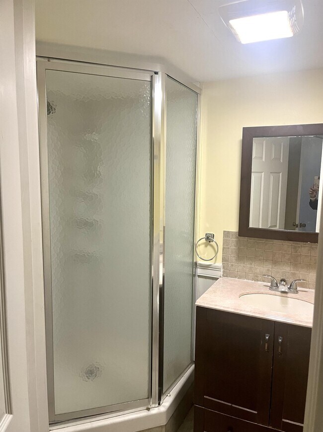 Building Photo - 385 Hartford Ave