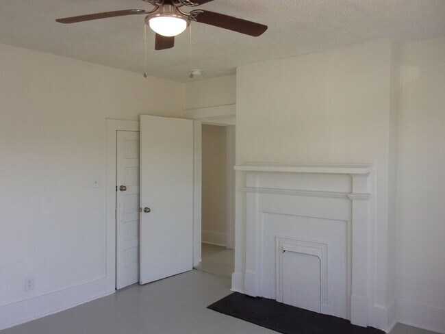 Building Photo - Fully Renovated 3 Bedroom 1 Bath Home