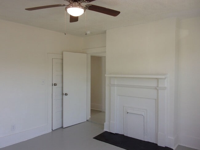 Building Photo - Fully Renovated Home close to I-77