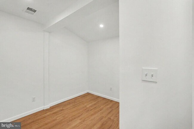 Building Photo - 3033 Barclay St