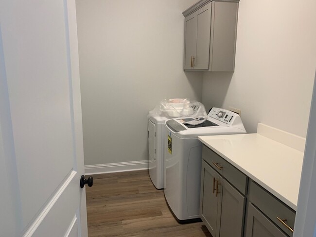 Building Photo - The Cottages at University Villas 3 bedroom 2.5 bath townhouse for Lease!