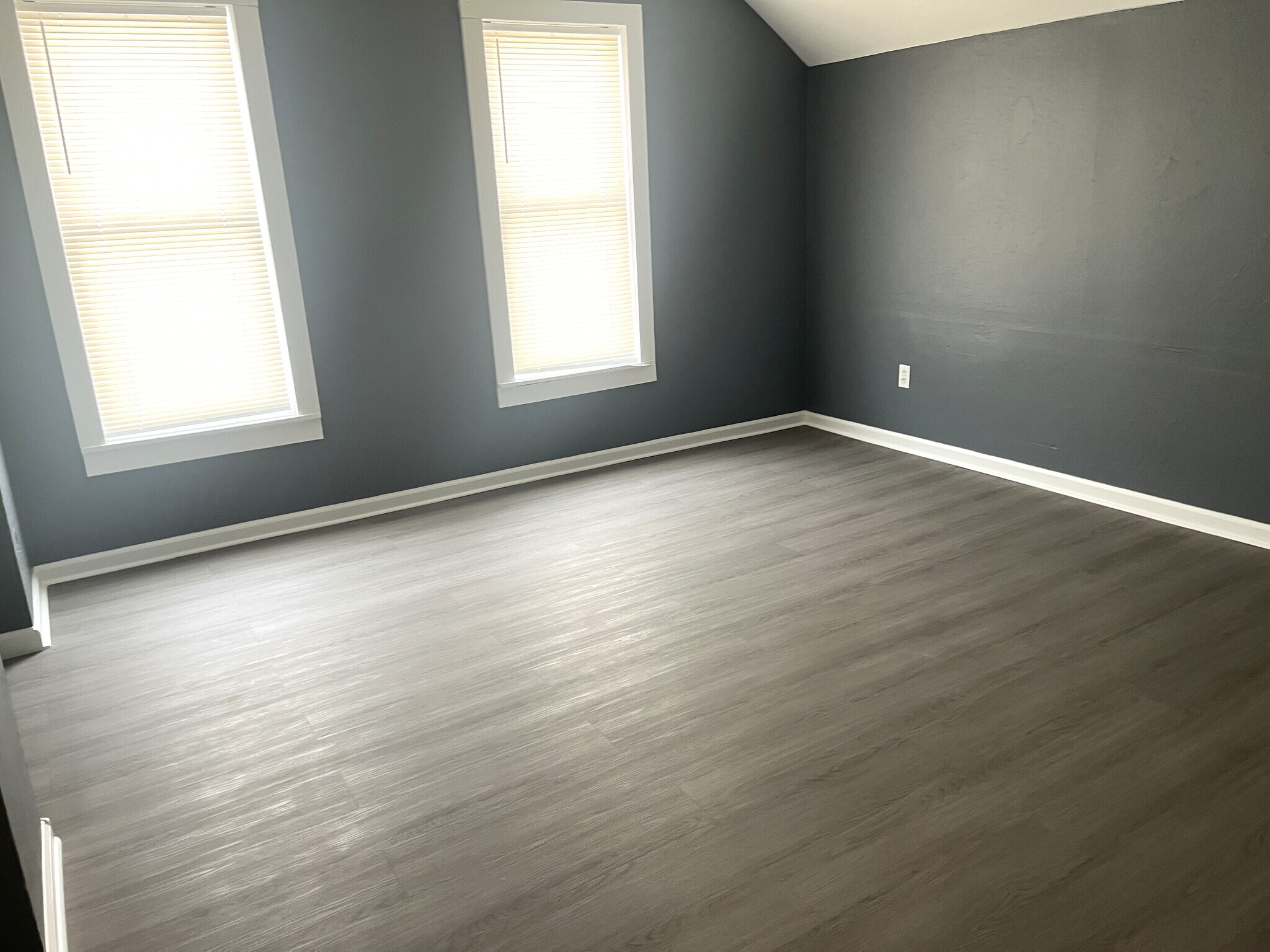 Building Photo - 909 W 17th St