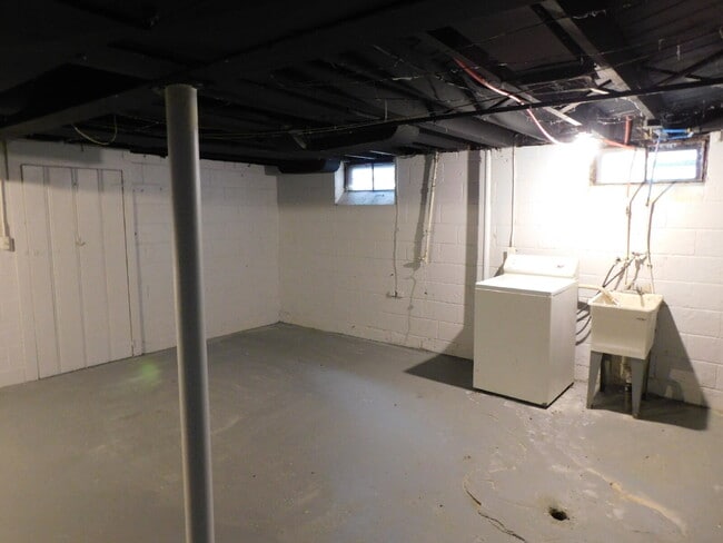 Building Photo - Newly Refreshed Move In Ready Bungalow