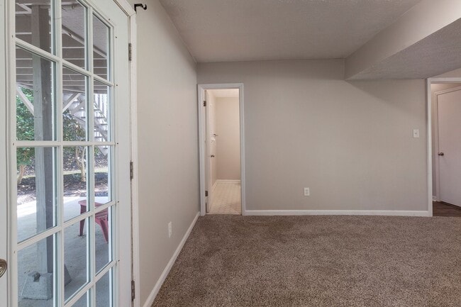 Building Photo - Spacious 3/2.5 Split Level w/ Large Bonus Room and Private Backyard!
