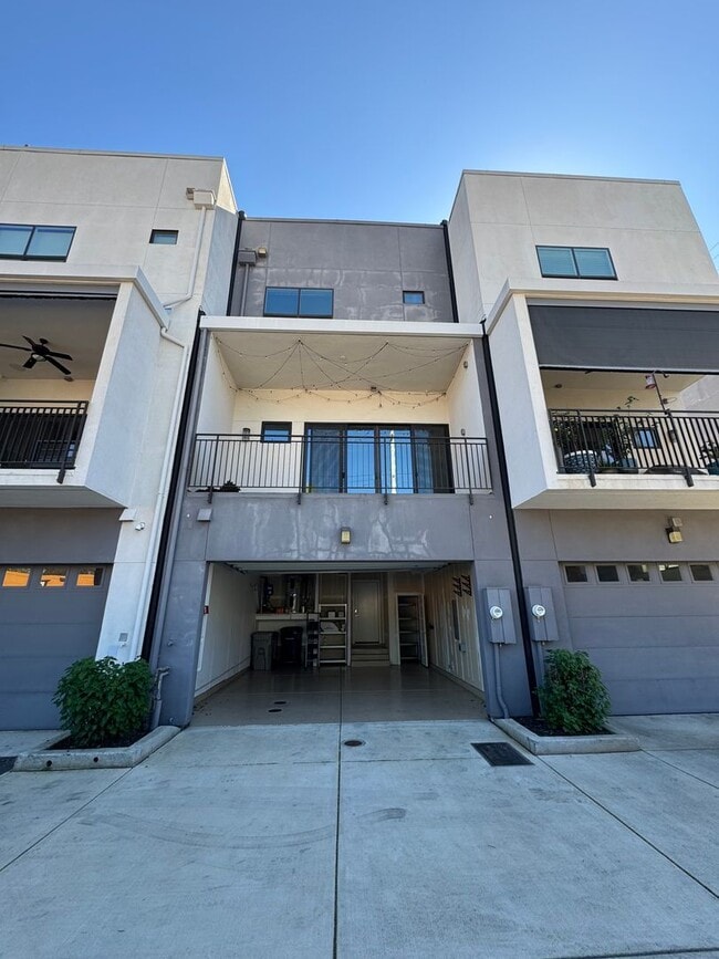 Building Photo - Work Downtown?