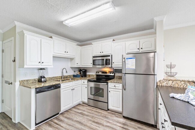 Building Photo - 400 Plantation Rd