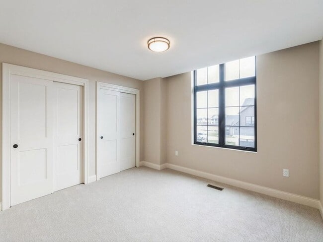 Building Photo - 2105 Lacey Dr