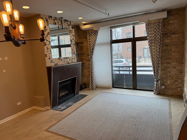 Building Photo - 1735 W Diversey Pkwy