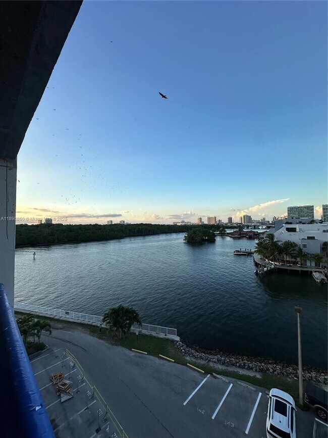 Building Photo - 400 Kings Point Dr