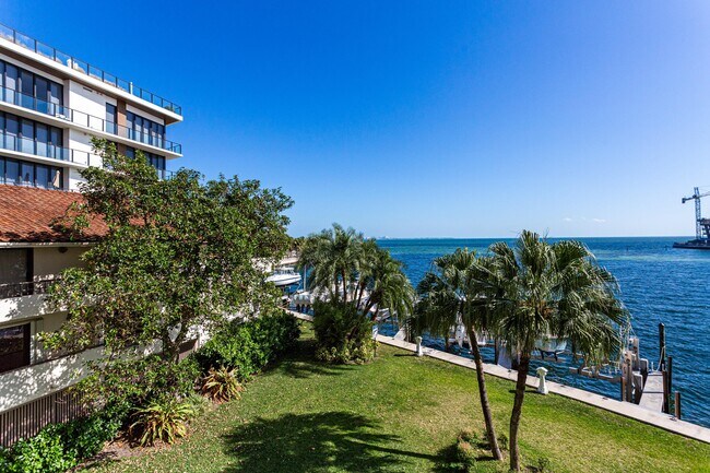 Building Photo - 1632 S Bayshore Ct