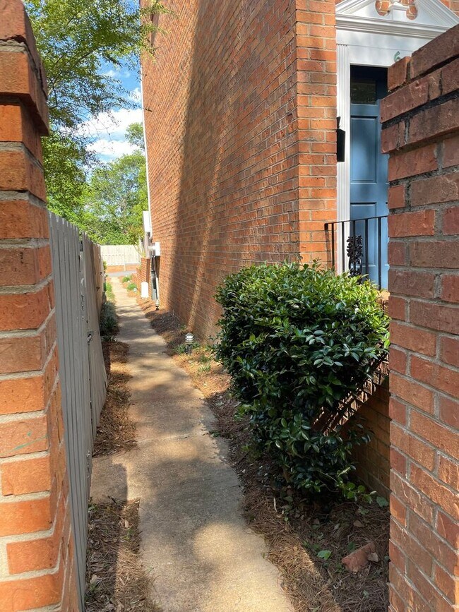 Building Photo - Williamsburg Townhome Available for Rent