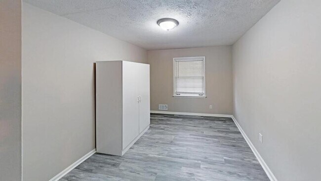 Building Photo - 4010 Bouldercrest Rd