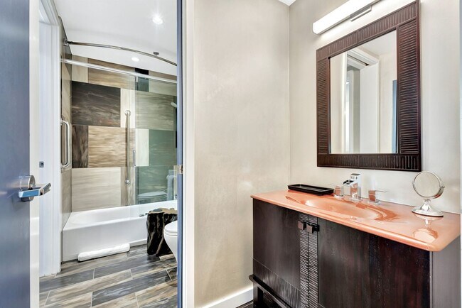 Building Photo - Fully Furnished 15th Floor Condo At Icon I...
