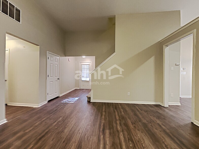 Building Photo - 2617 Woodford Ln