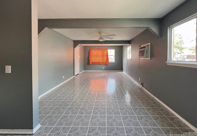 Building Photo - 915 Sams Dr