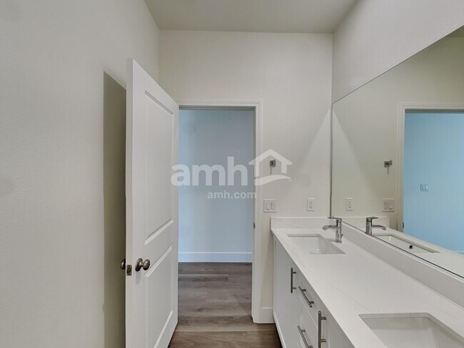 Building Photo - 505 Silverbell Fls Pl