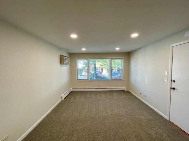 Building Photo - Freshly Renovated 3-Bed in Jefferson Park – In-Unit Laundry & Modern Upgrades!