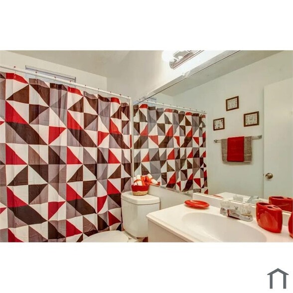 Building Photo - Room in Apartment on Stanton Rd SW