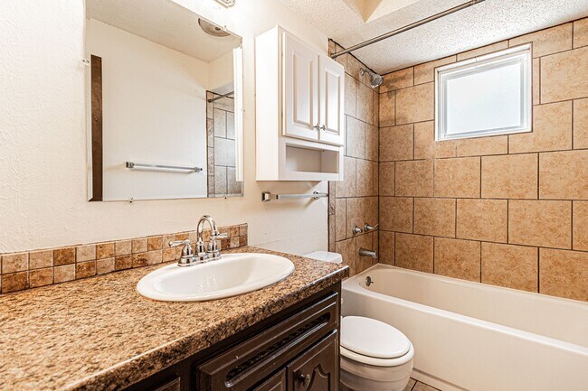 Building Photo - 3 Bed 1.5 Bath in Del City!